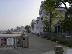Figure 8.7 Public access along a bulkheaded shore. In North Beach, Maryland, one block of Atlantic Avenue, is a walkway along Chesapeake Bay (May 2006) [Photo source:  James G. Titus, used with permission].